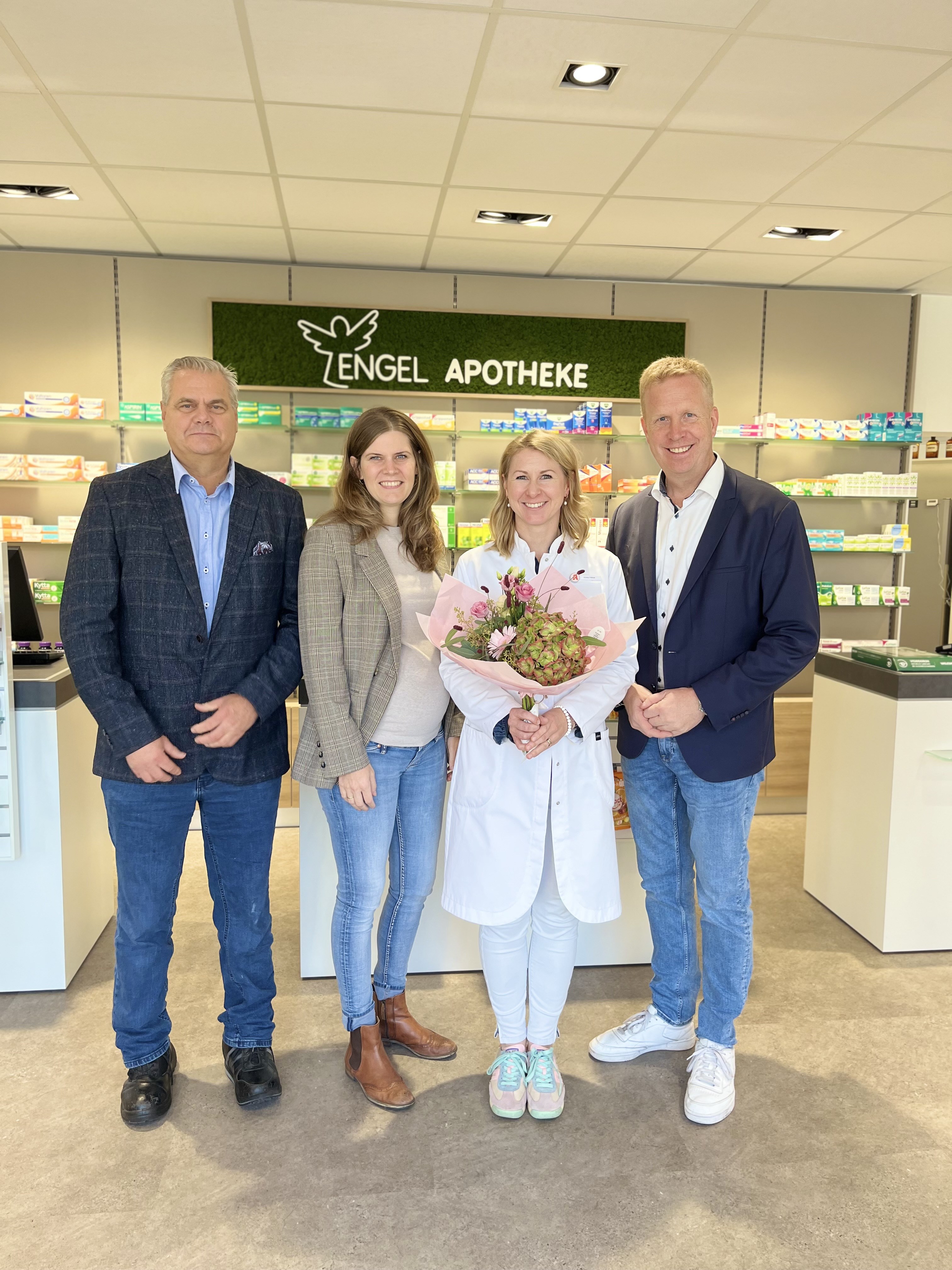 v.l.: Ralf Balser (CDU), Ricarda Wittkamp (CDU), Apothekerin Hanna Pttner, Henning Rehbaum MdB
